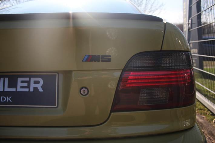 Gul BMW M5 fra 2000