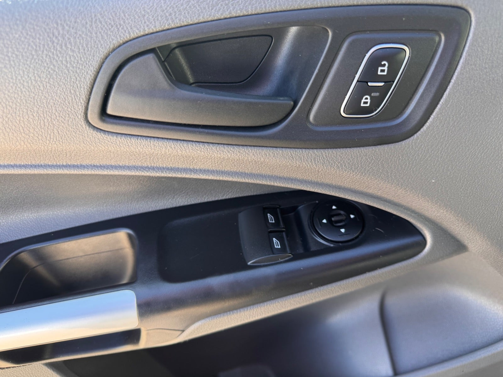 Sort Ford Transit Connect fra 2023