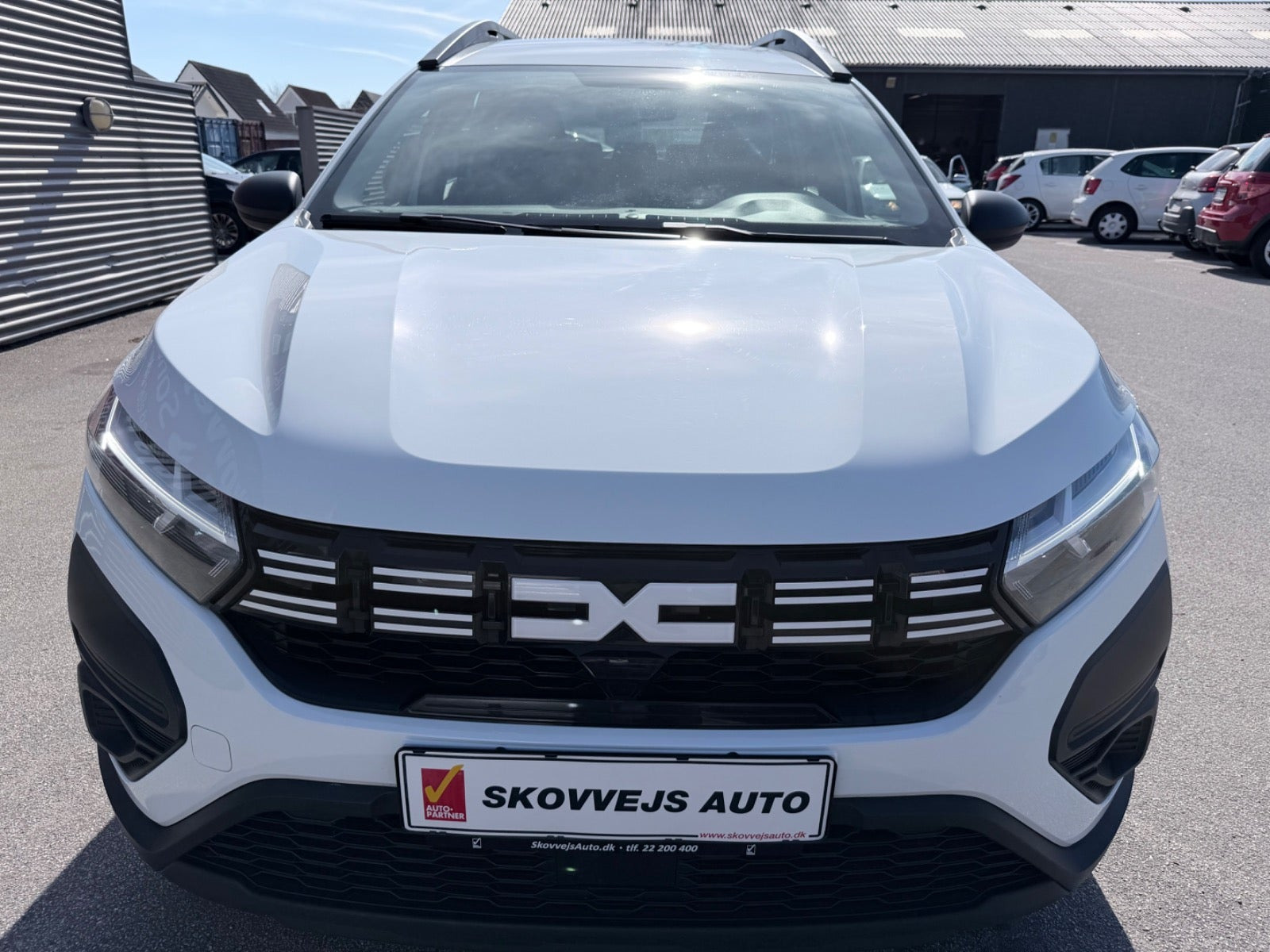 Hvid Dacia Jogger fra 2023 set udefra