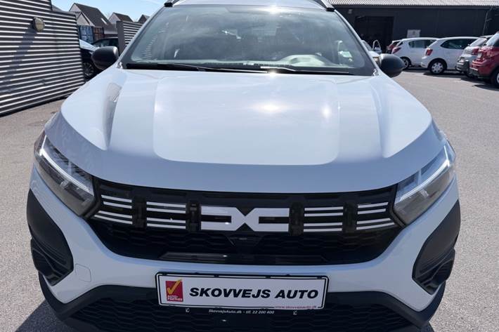 Hvid Dacia Jogger fra 2023 set udefra