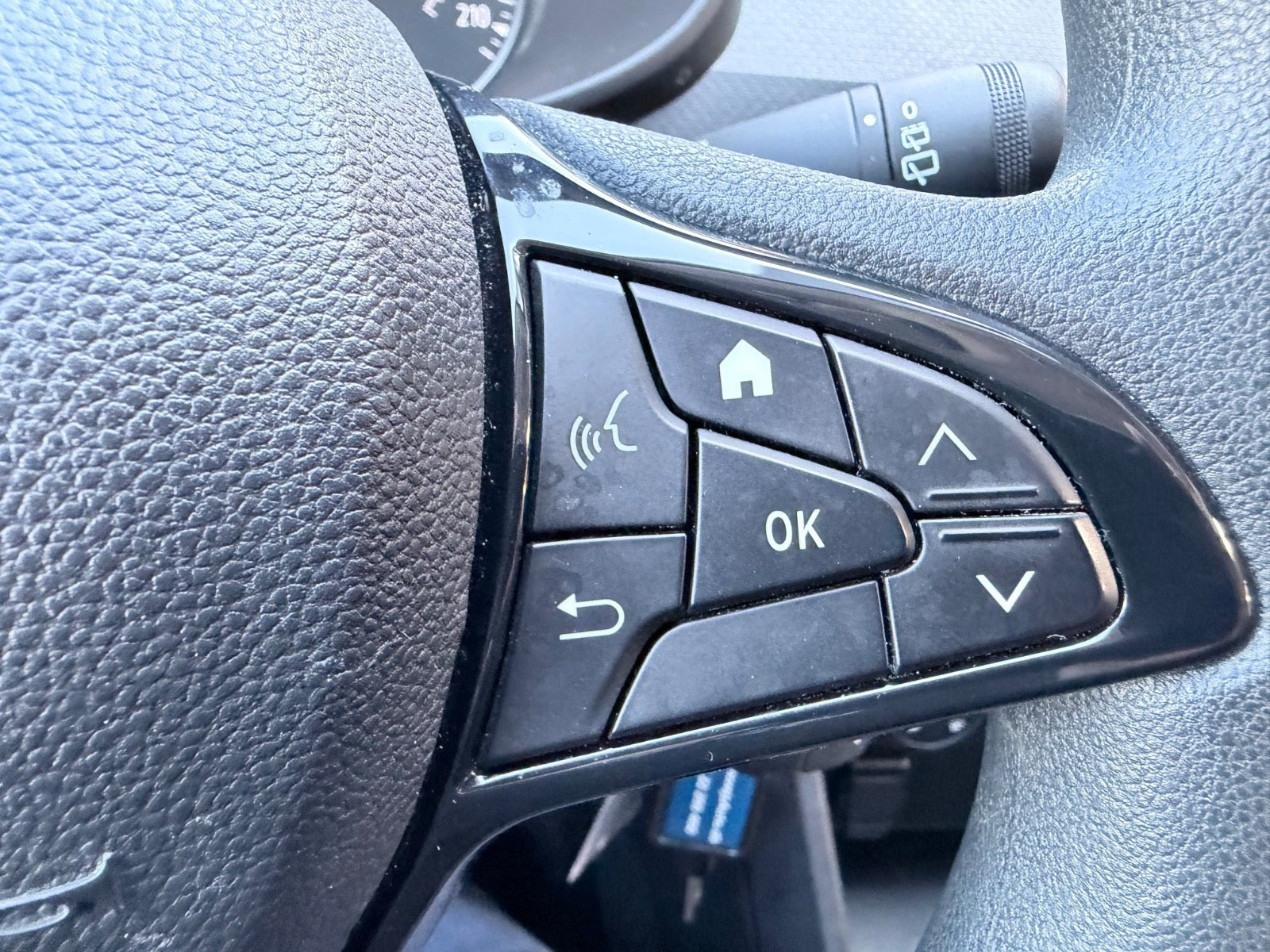 Hvid Dacia Jogger fra 2023 set indefra