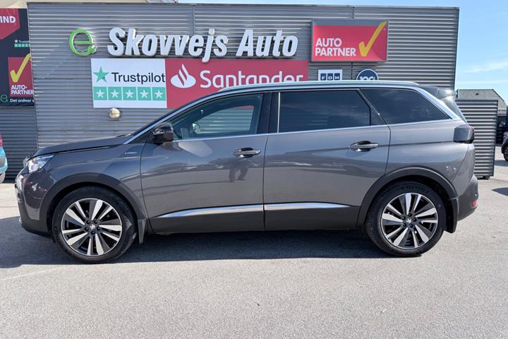 Grå Peugeot 5008 fra 2020