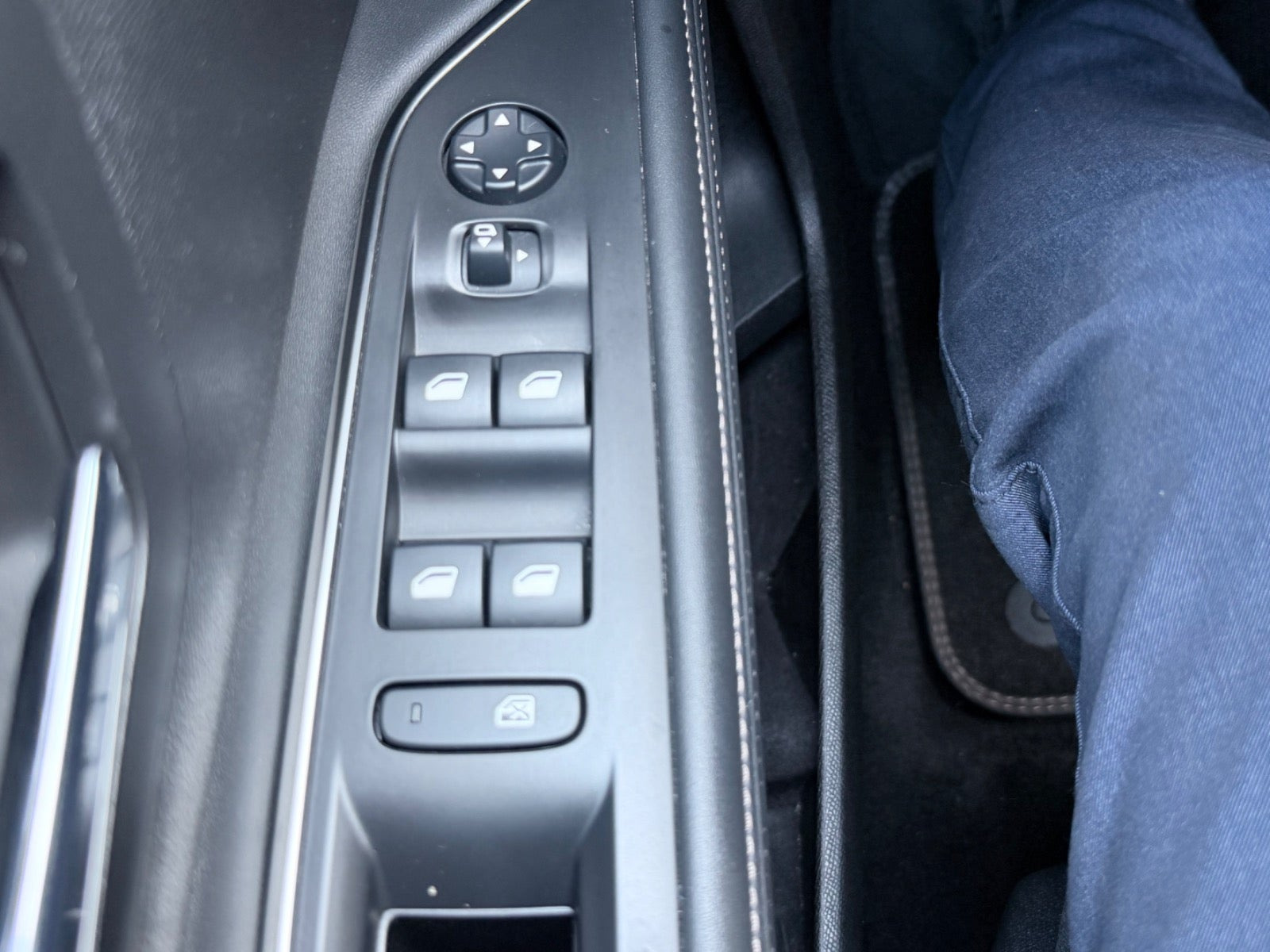 Grå Peugeot 5008 fra 2020