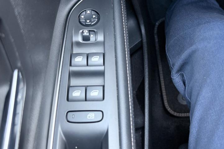 Grå Peugeot 5008 fra 2020