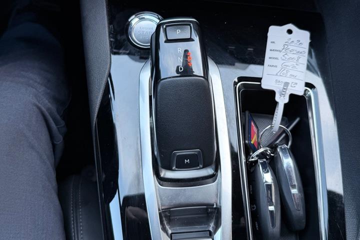 Grå Peugeot 5008 fra 2020