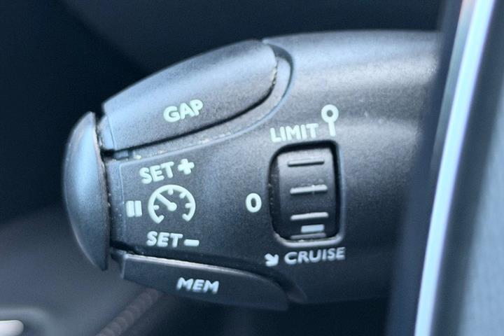 Grå Peugeot 5008 fra 2020
