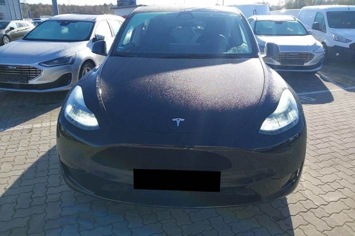 Sort Tesla Model Y fra 2024