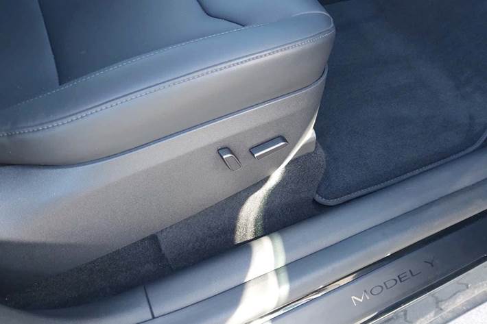 Sort Tesla Model Y fra 2024