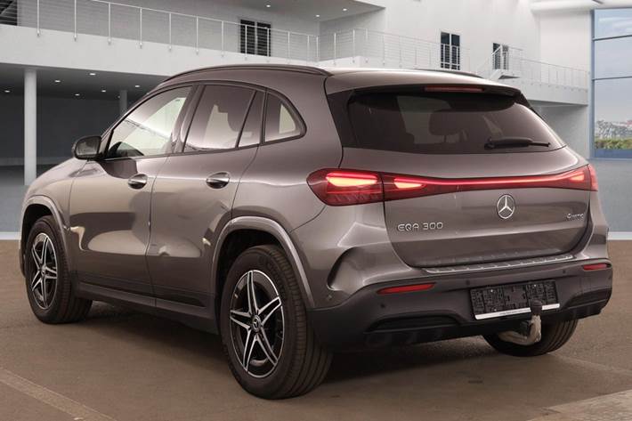 Grå Mercedes EQA300 fra 2024