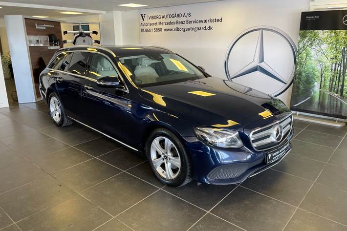 Blå Mercedes E220 d fra 2017