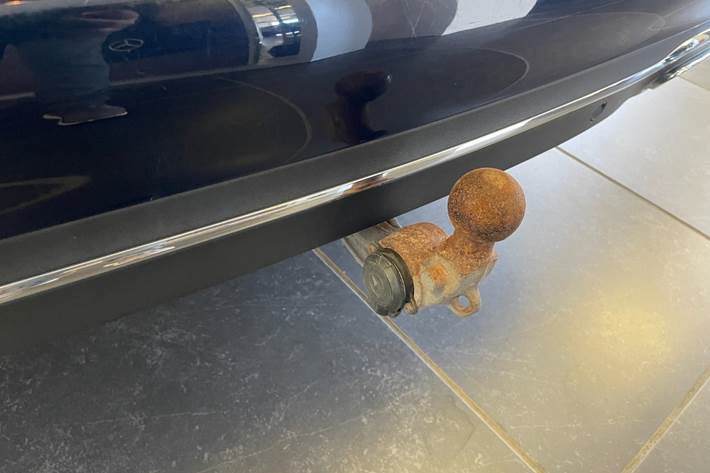 Blå Mercedes E220 d fra 2017