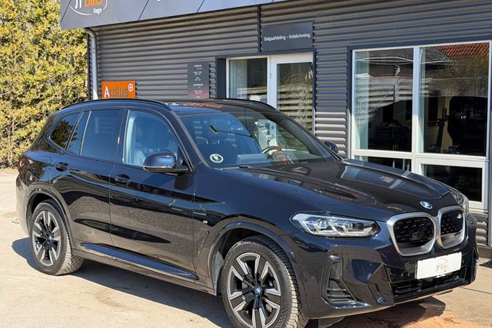 Sort BMW iX3 fra 2023 set udefra