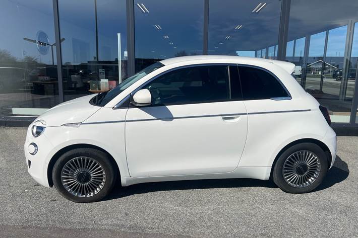 Hvid Fiat 500e fra 2023