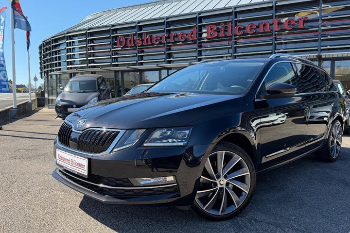 Sort Skoda Octavia fra 2019 set udefra
