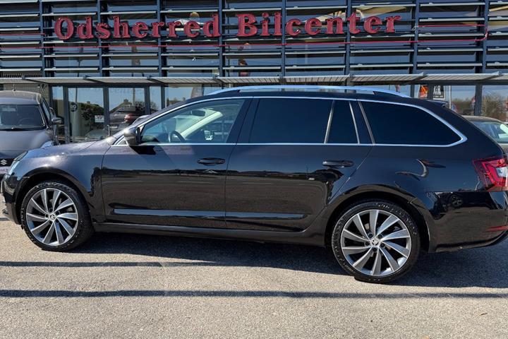 Sort Skoda Octavia fra 2019