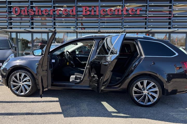 Sort Skoda Octavia fra 2019