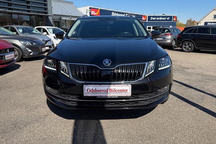 Sort Skoda Octavia fra 2019