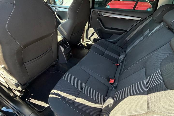 Sort Skoda Octavia fra 2019