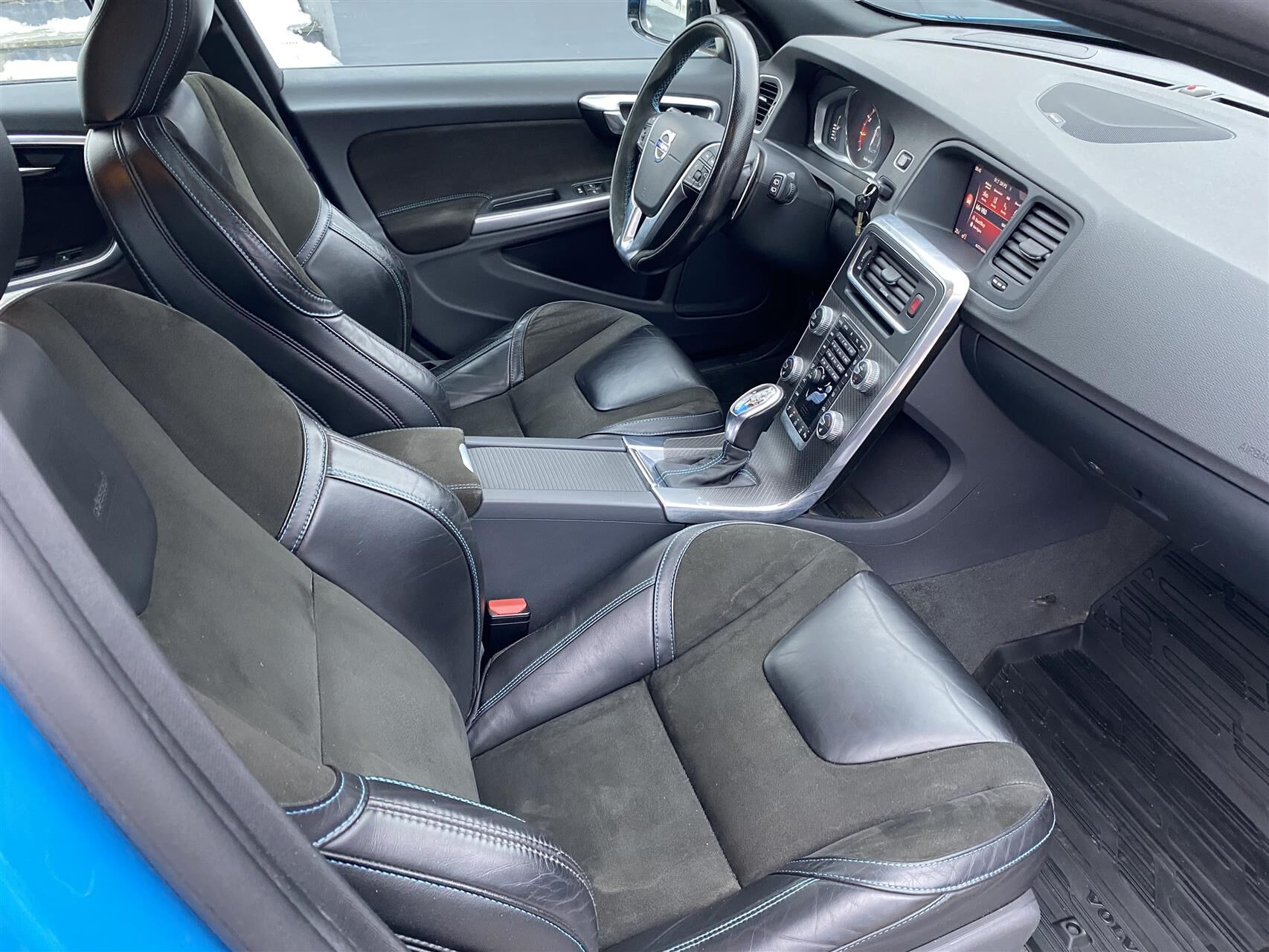 Blå Volvo V60 fra 2017