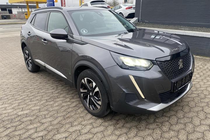 Grå Peugeot 2008 fra 2020 set udefra