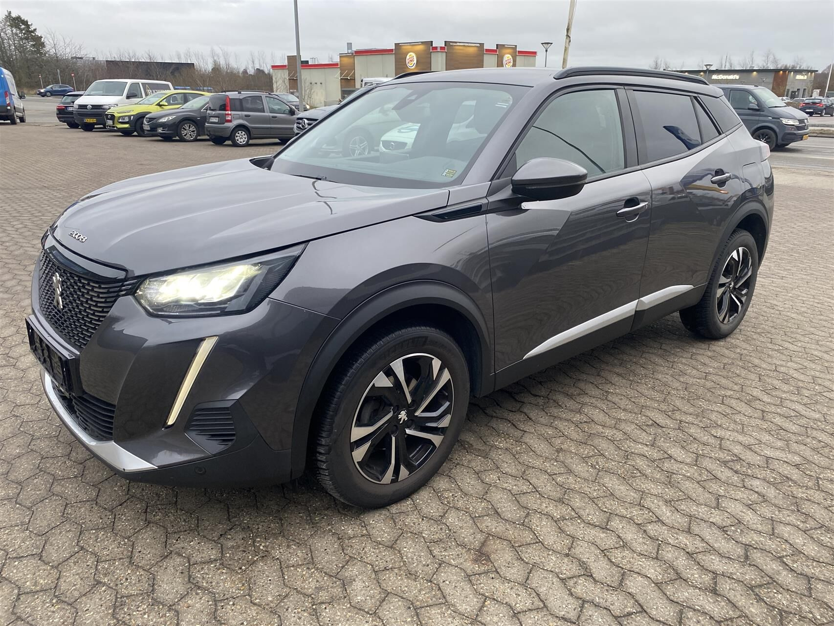 Grå Peugeot 2008 fra 2020