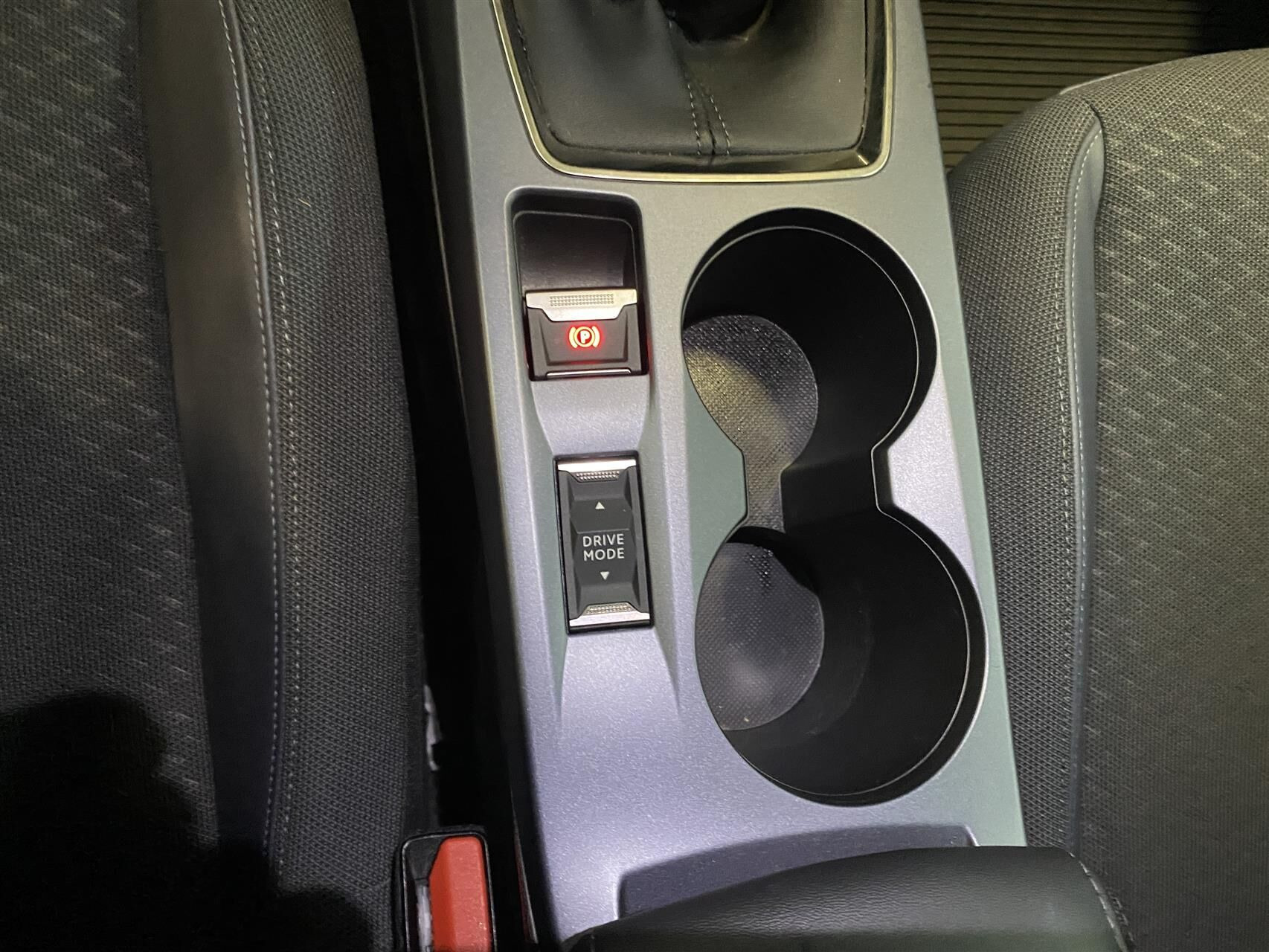Grå Peugeot 2008 fra 2020