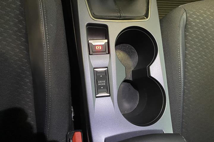 Grå Peugeot 2008 fra 2020