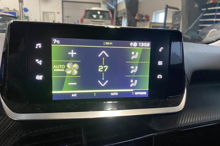 Grå Peugeot 2008 fra 2020