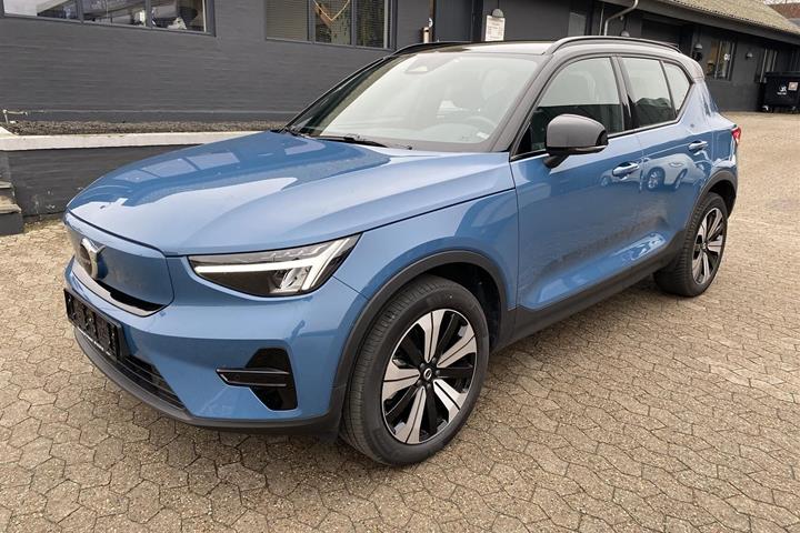 Blå Volvo XC40 fra 2023 set udefra