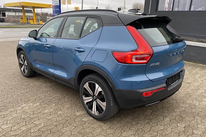 Blå Volvo XC40 fra 2023