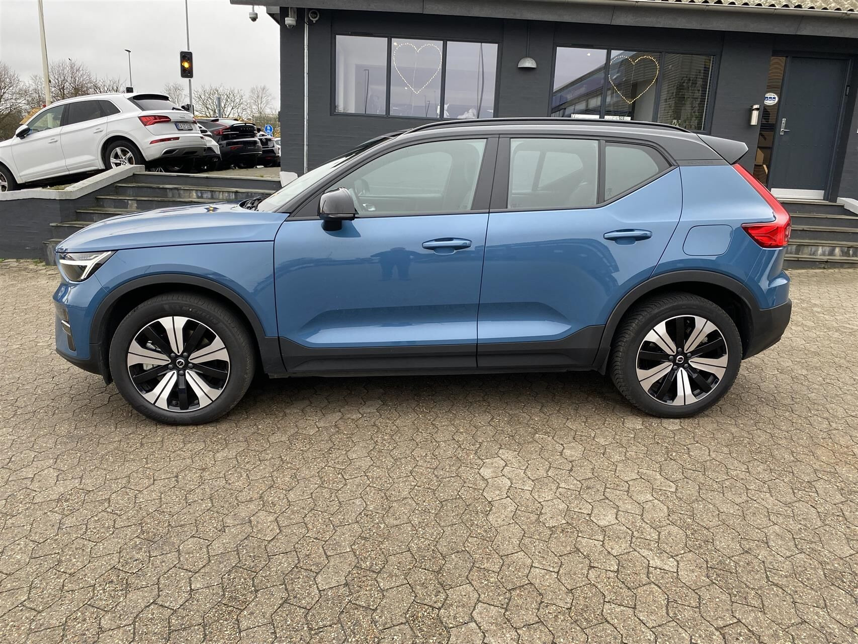 Blå Volvo XC40 fra 2023