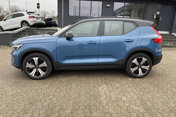 Blå Volvo XC40 fra 2023