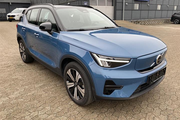 Blå Volvo XC40 fra 2023