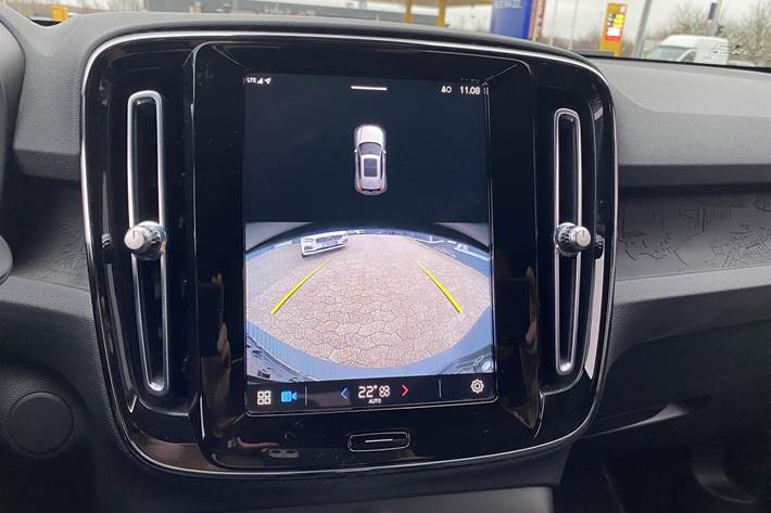 Blå Volvo XC40 fra 2023