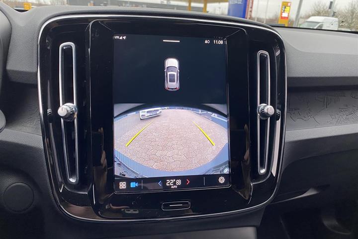 Blå Volvo XC40 fra 2023