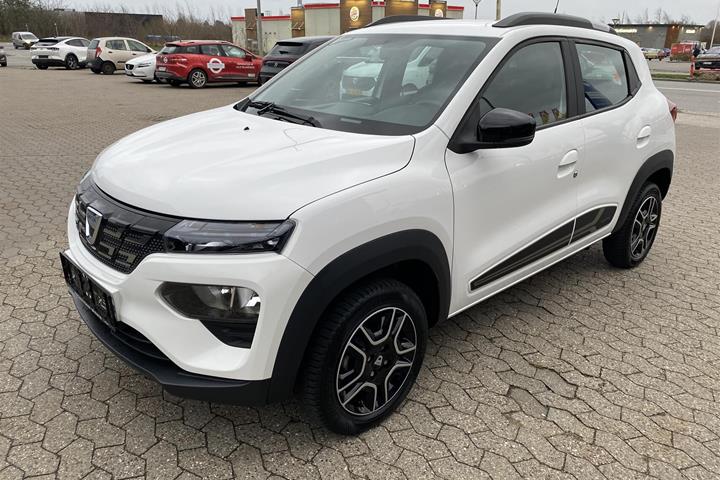 Hvid Dacia Spring fra 2023 set udefra