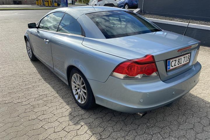 Blå Volvo C70 fra 2007 set udefra