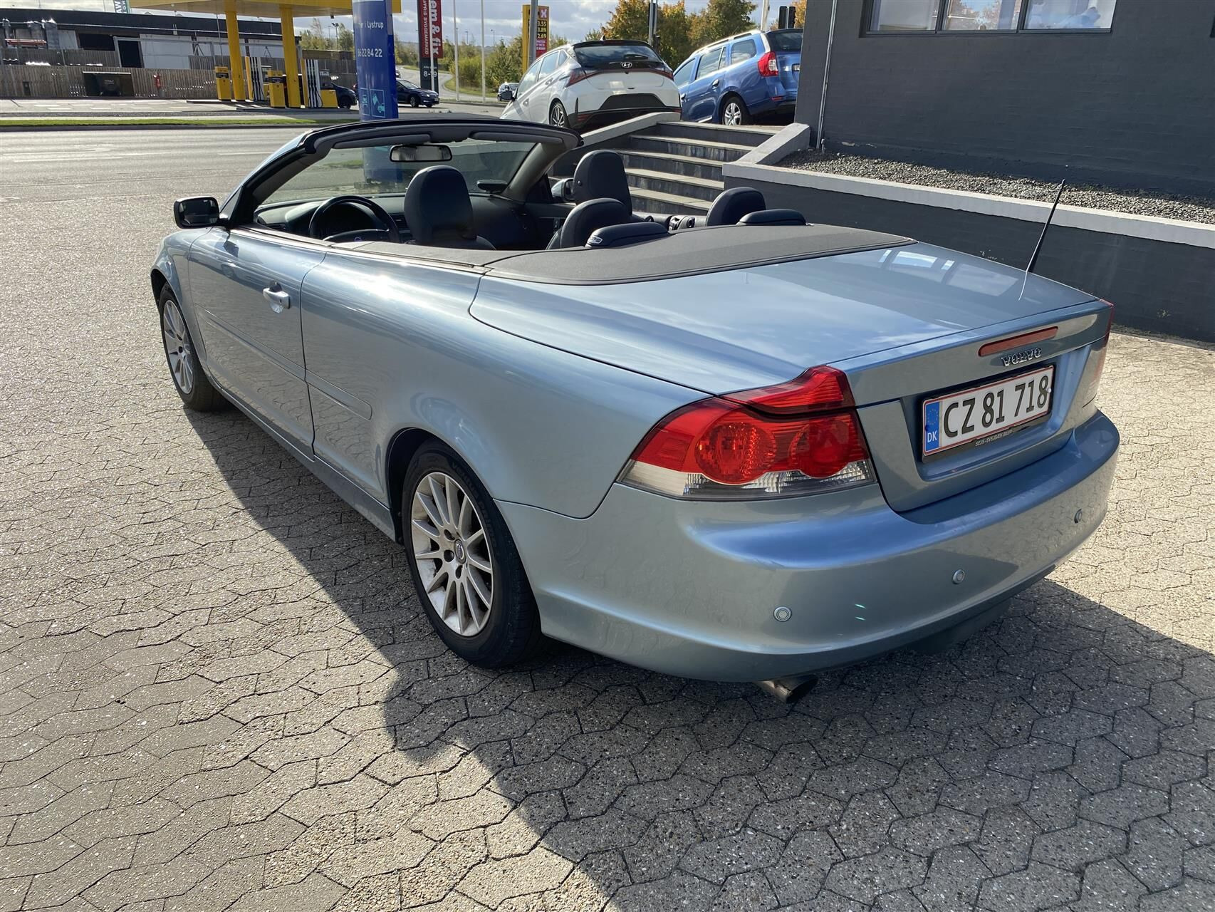 Blå Volvo C70 fra 2007 set udefra