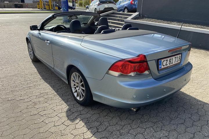Blå Volvo C70 fra 2007 set udefra