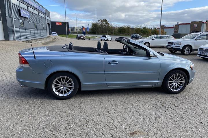 Blå Volvo C70 fra 2007 set udefra