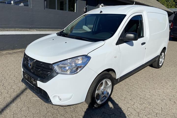 Hvid Dacia Dokker fra 2020 set udefra