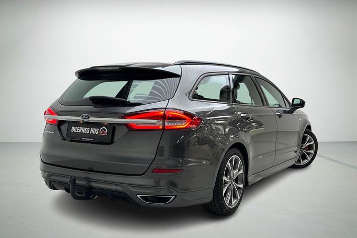 Grå Ford Mondeo fra 2019