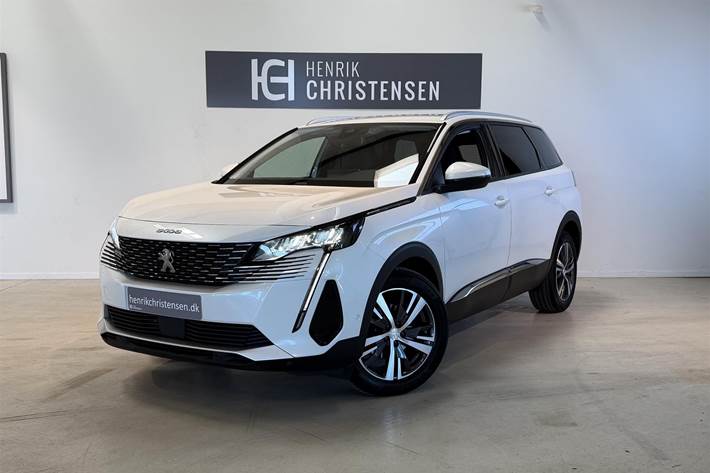 Hvid Peugeot 5008 fra 2021 set udefra