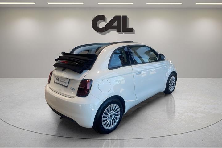 Hvid Fiat 500e fra 2023