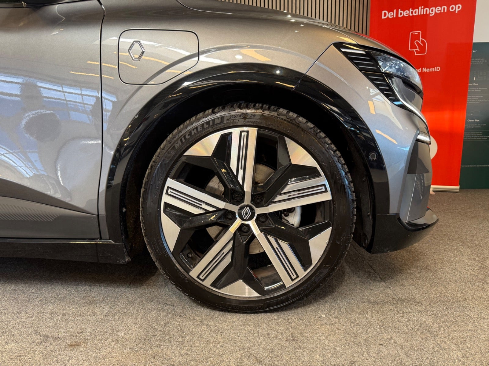 Grå Renault Megane E-Tech fra 2024