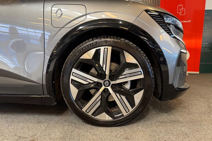 Grå Renault Megane E-Tech fra 2024
