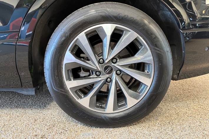 Sort Audi Q6 e-tron fra 2025