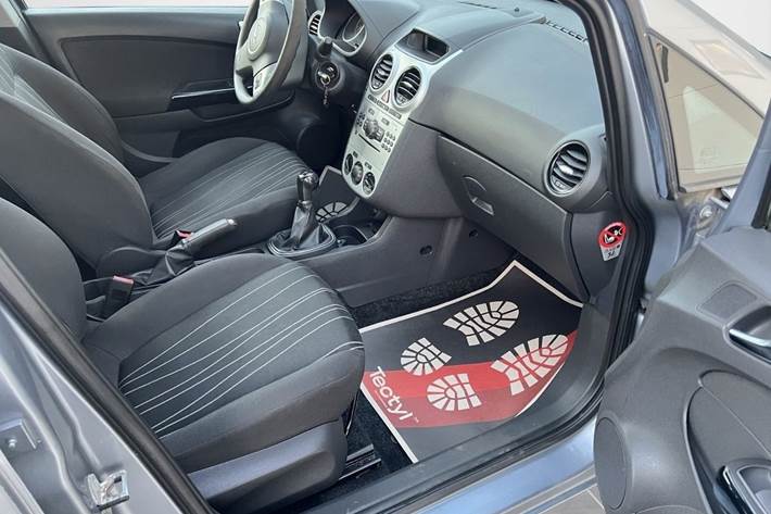 Grå Opel Corsa fra 2010