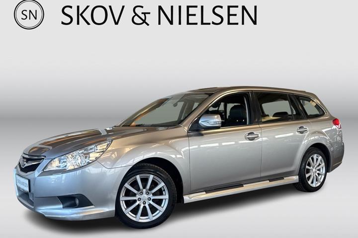 Sølv Subaru Legacy fra 2010 set udefra