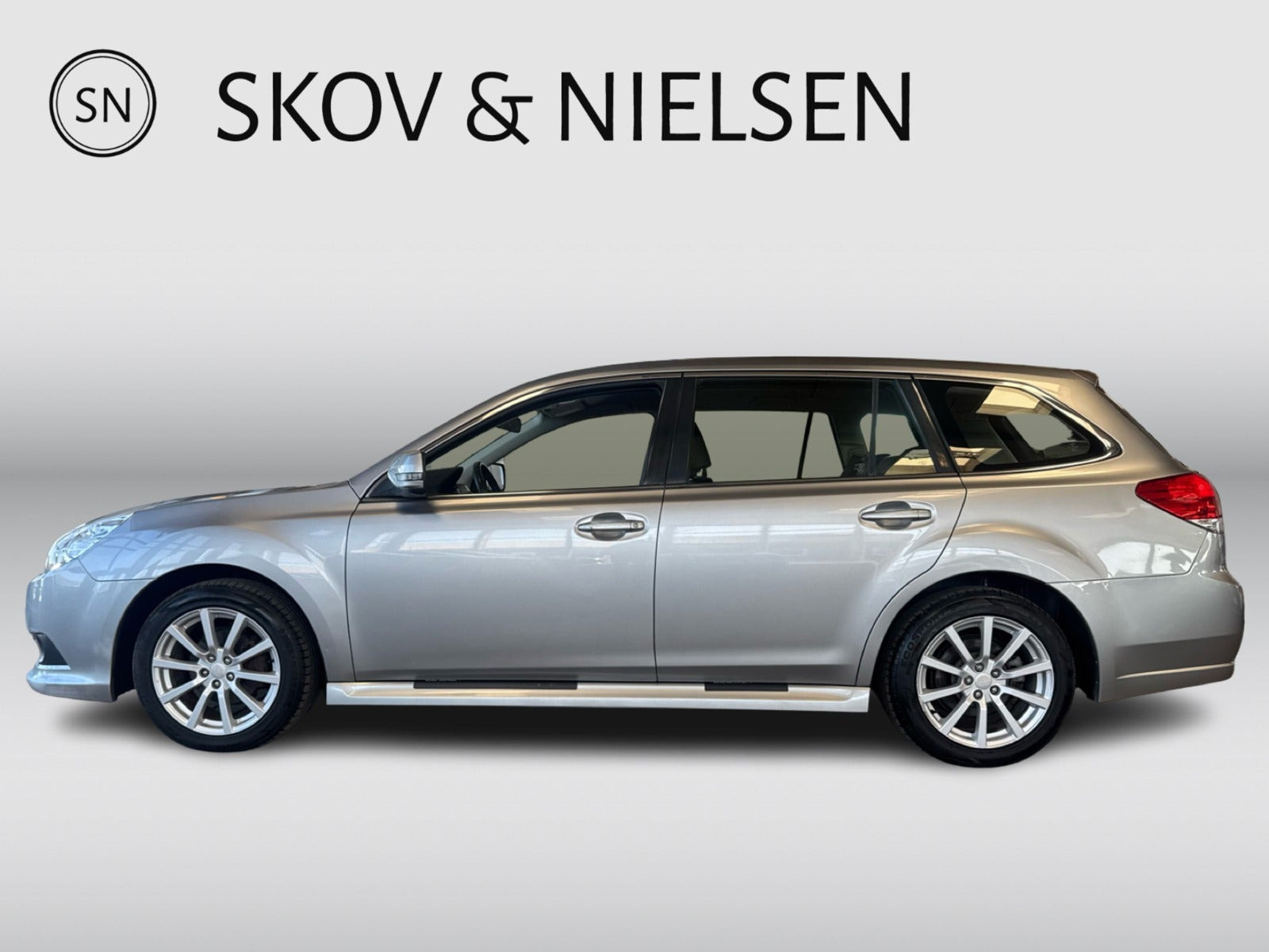 Sølv Subaru Legacy fra 2010 set udefra